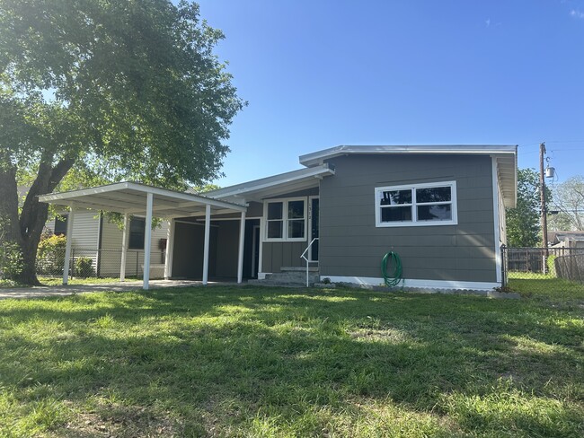 1312 E Mesquite Ln in Victoria, TX - Foto de edificio - Building Photo