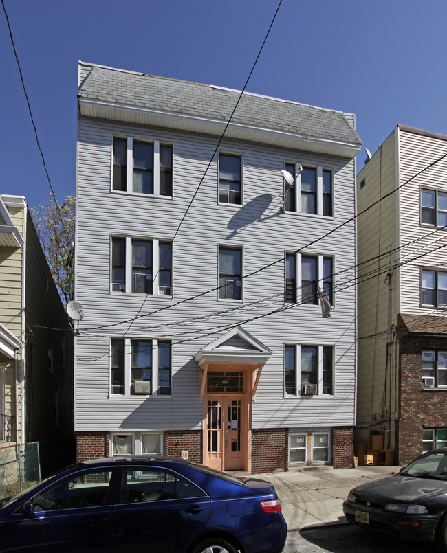 200 Lembeck Ave in Jersey City, NJ - Building Photo - Building Photo