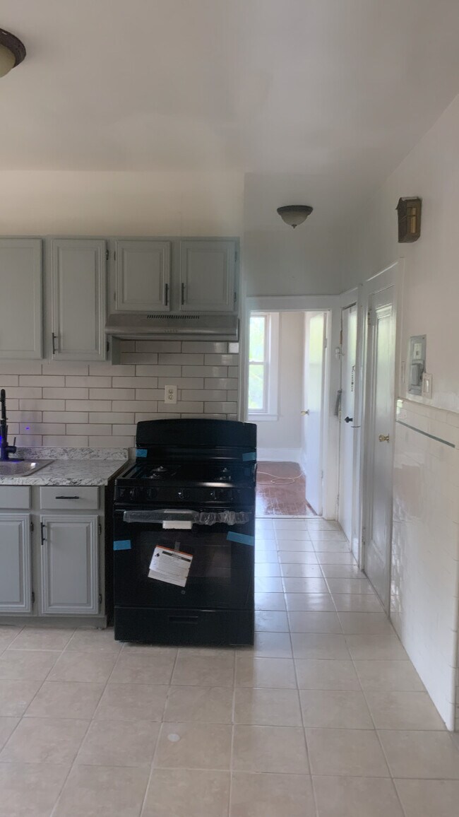 7 Sager Pl, Unit 2R in Irvington, NJ - Foto de edificio - Building Photo