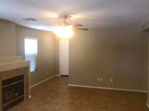 2425 E Hazeltine Way in Chandler, AZ - Foto de edificio - Building Photo
