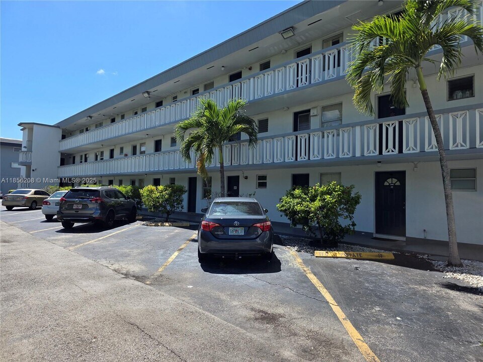 1350 NE 191st St in Miami, FL - Building Photo