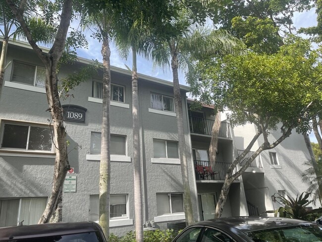 1089 Benoist Farms Rd in West Palm Beach, FL - Foto de edificio - Building Photo