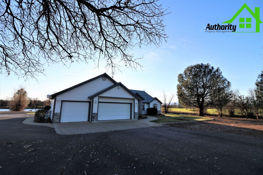 21789 Seven Lakes Ln in Redding, CA - Building Photo