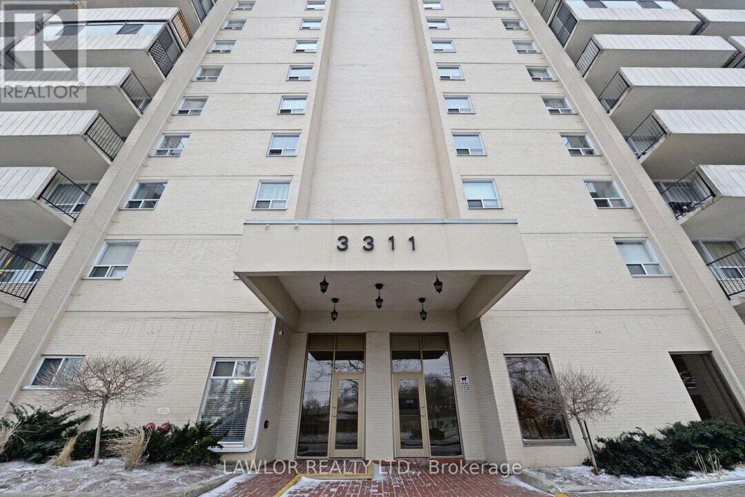 3311-3311 Kingston Rd in Toronto, ON - Building Photo