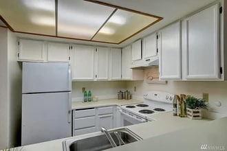 13717 Linden Ave N, Unit 220 in Seattle, WA - Building Photo - Building Photo