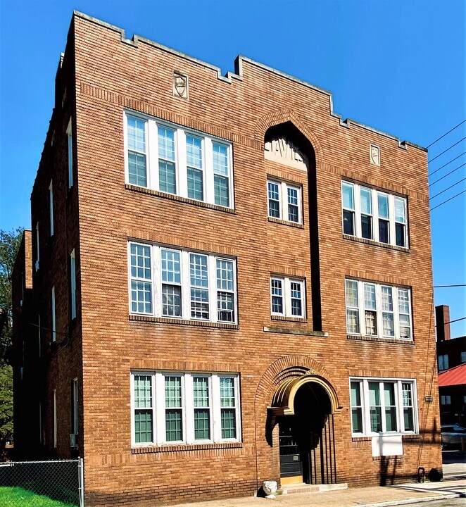 215 11th St in Parkersburg, WV - Building Photo