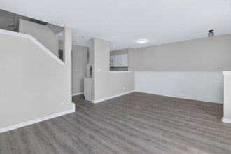 644 Lincoln Station Dr in Oswego, IL - Building Photo - Building Photo