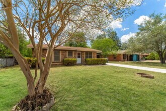218 E Villaret Blvd in San Antonio, TX - Foto de edificio - Building Photo