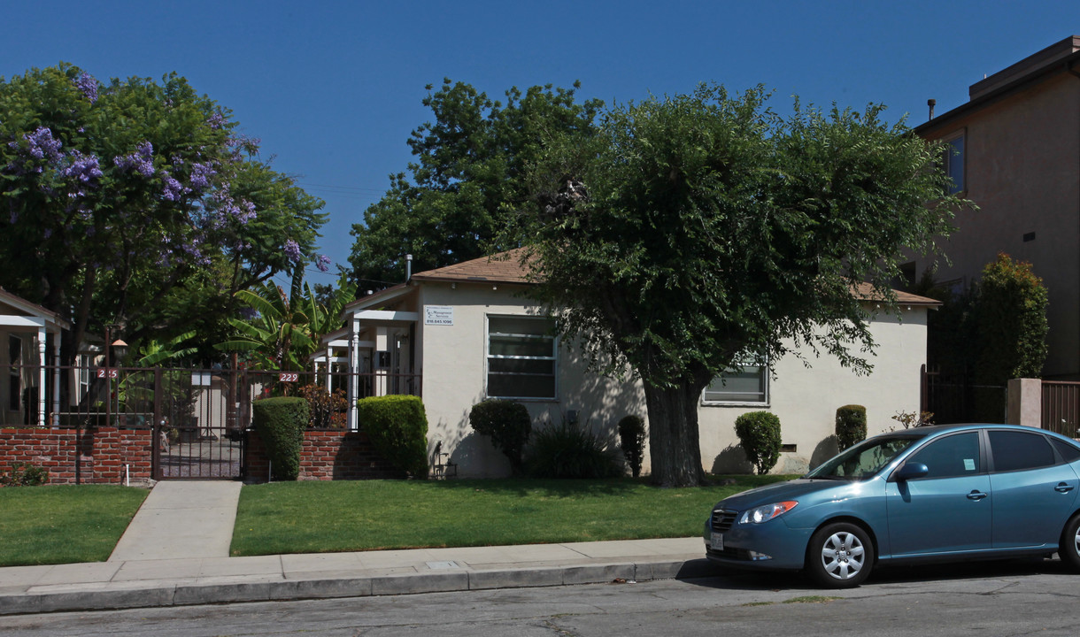 229 E Elmwood Ave in Burbank, CA - Building Photo