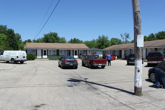 Castlewood Apartments in Pekin, IL - Building Photo - Building Photo