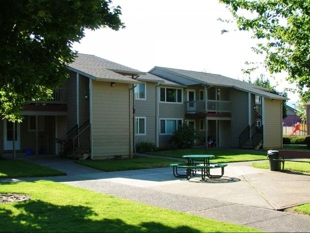 Indian Creek Village in Hood River, OR - Foto de edificio