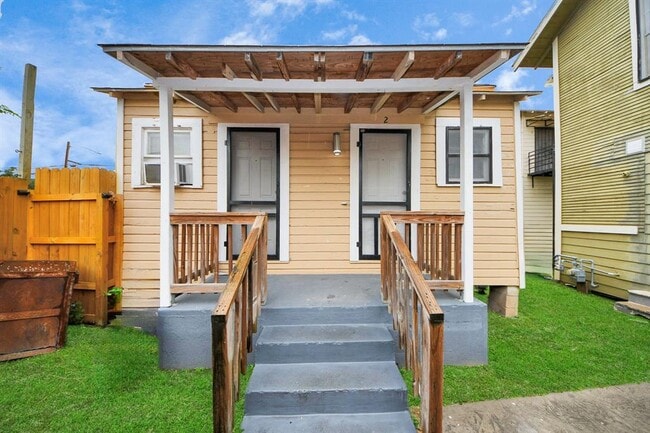 114 N St Charles St in Houston, TX - Building Photo - Building Photo