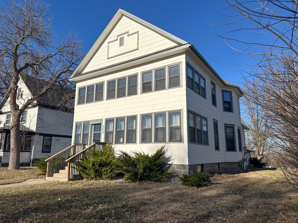 305 E Bridge St in Redwood Falls, MN - Building Photo