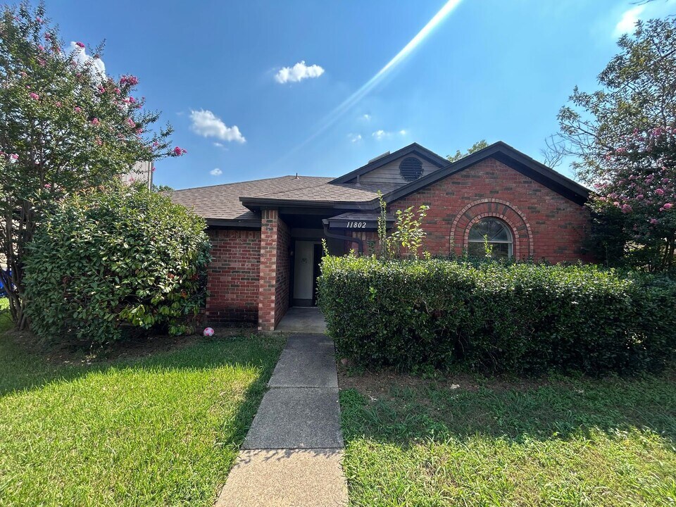 11802 James Dr in Balch Springs, TX - Building Photo
