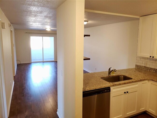 15215 Amberly Dr in Tampa, FL - Building Photo - Building Photo