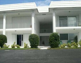 4440 N Ocean Blvd, Unit C in Gulf Stream, FL - Foto de edificio - Building Photo