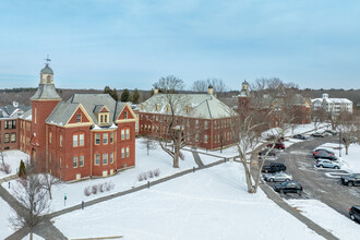 Chestnut Green Apartments in Foxboro, MA - Foto de edificio - Building Photo