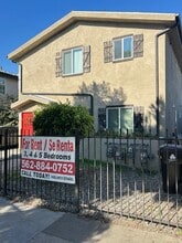 213 1/2 E 84th Pl in Los Angeles, CA - Foto de edificio - Building Photo