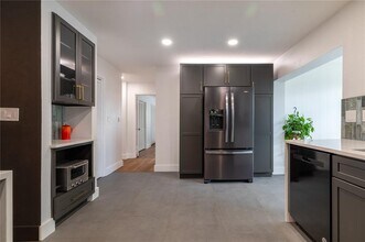 1097 Eden Isle Blvd NE in St. Petersburg, FL - Building Photo - Building Photo