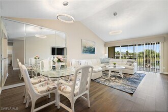 121 Gabriel Cir in Naples, FL - Foto de edificio - Building Photo