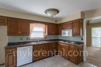 8414 W 98th St in Overland Park, KS - Building Photo - Building Photo