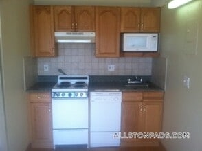 1110 Commonwealth Ave in Boston, MA - Building Photo - Building Photo