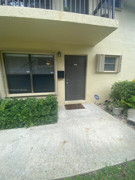 10055 NW 4th St in Pembroke Pines, FL - Building Photo