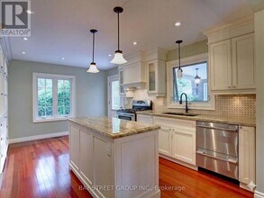 2374 Bennington Gate in Oakville, ON - Building Photo - Building Photo