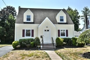 28 Reid Ave, Unit 2 in Bergenfield, NJ - Building Photo