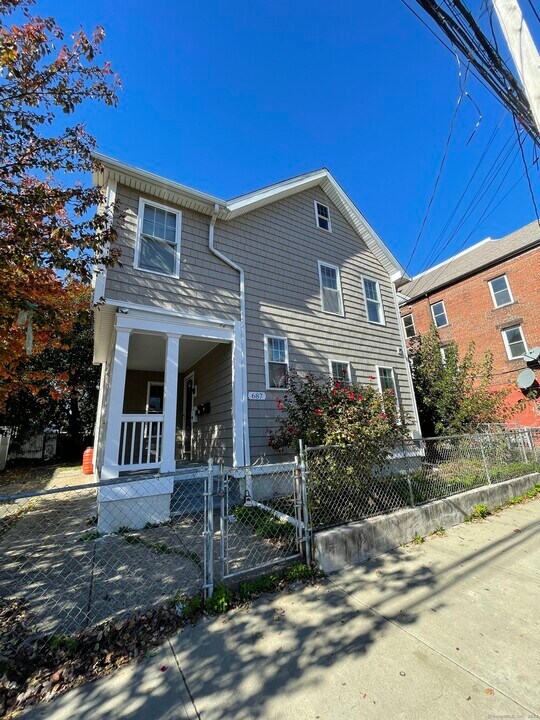 687 Hallett St in Bridgeport, CT - Building Photo