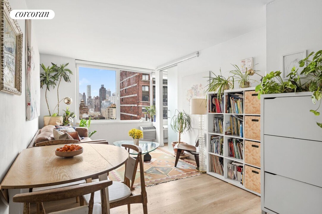 353 E 72nd St in New York, NY - Building Photo