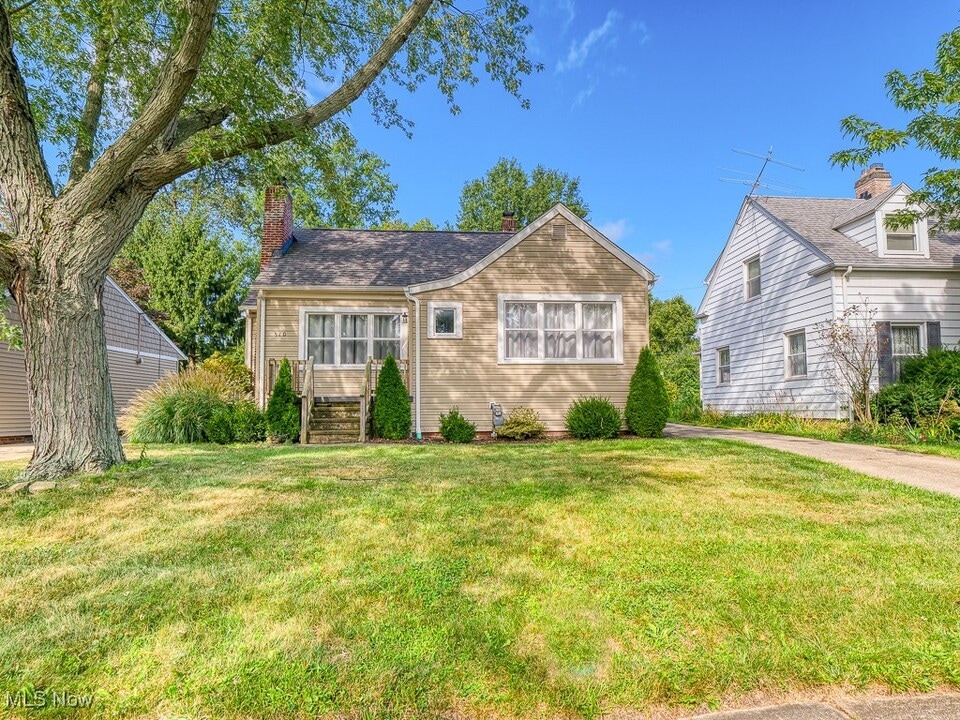 570 Juneway Dr in Bay Village, OH - Building Photo