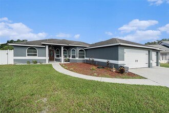 1643 Lynsfield Ct in Lutz, FL - Foto de edificio - Building Photo
