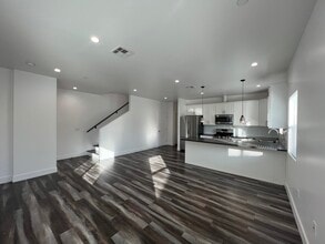 6734 Irvine Ave in North Hollywood, CA - Foto de edificio - Building Photo