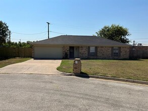 125 Brazil Ct in Hurst, TX - Building Photo - Building Photo