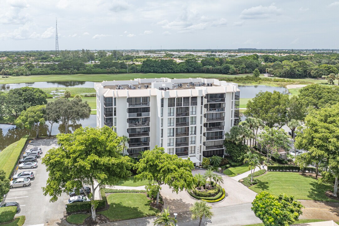 Bridgewood Mid-Rise in Boca Raton, FL - Foto de edificio
