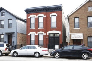 Augusta Apartments in Chicago, IL - Building Photo