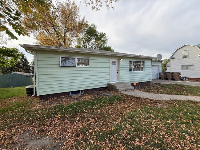 514 11th Ave NE in Minot, ND - Building Photo - Building Photo