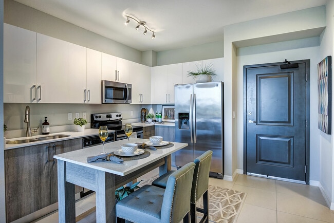 Club Prado in Miami, FL - Foto de edificio - Building Photo