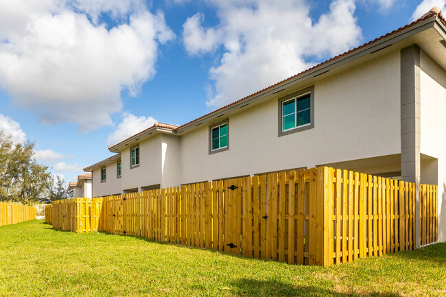 Mirage at Sailboat Cove Townhomes in North Miami, FL - Building Photo - Building Photo