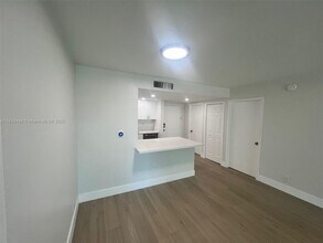 100 Lakeview Dr in Weston, FL - Building Photo - Building Photo