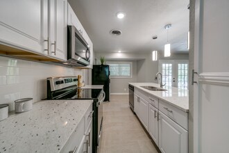 315 Granada Dr in San Antonio, TX - Building Photo - Building Photo