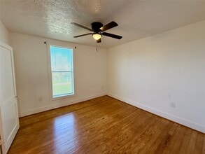 232 S Tesch St in Bellville, TX - Building Photo - Building Photo