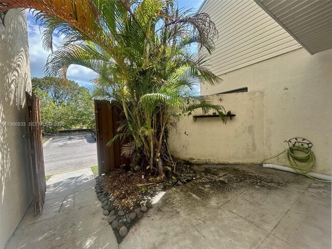 645 Executive Center Dr in West Palm Beach, FL - Building Photo - Building Photo