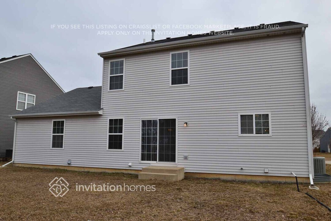 10519 Lancaster St in Huntley, IL - Building Photo