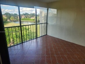 220 Lakeview Dr in Weston, FL - Building Photo - Building Photo