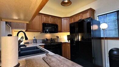 26065 Adamor Rd in Calabasas, CA - Foto de edificio - Building Photo