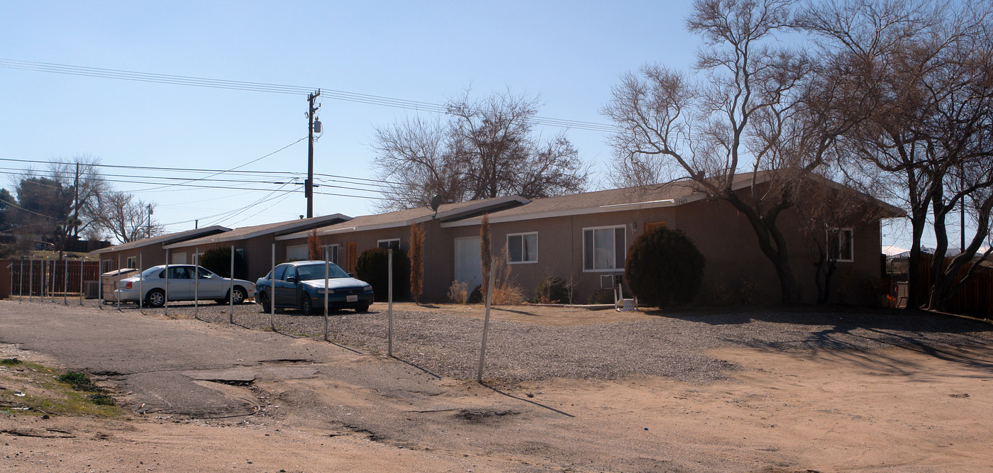 17405 Bear Valley Outer Hwy in Hesperia, CA - Building Photo