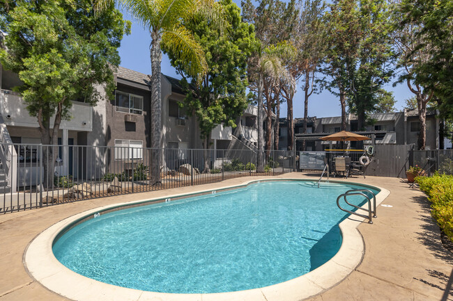 Scripps Poway Villas in Poway, CA - Foto de edificio - Building Photo