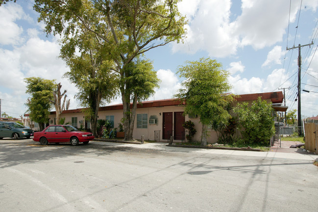 767 W 2nd Ave in Hialeah, FL - Foto de edificio - Building Photo